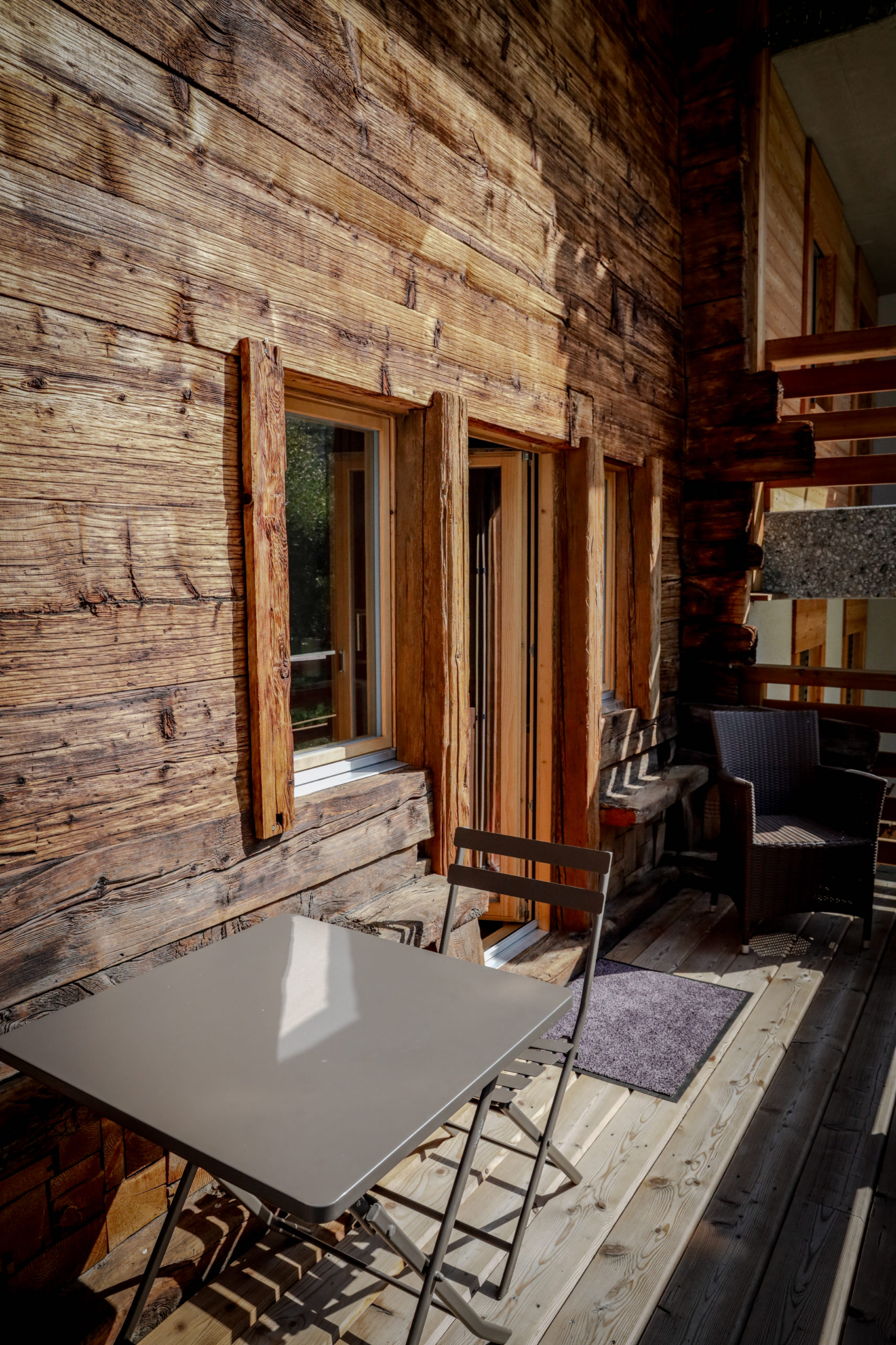 Aménagement et Décoration de chalet - Salon - Cheminée avec photographie de Sébastien Albert (Verbier)