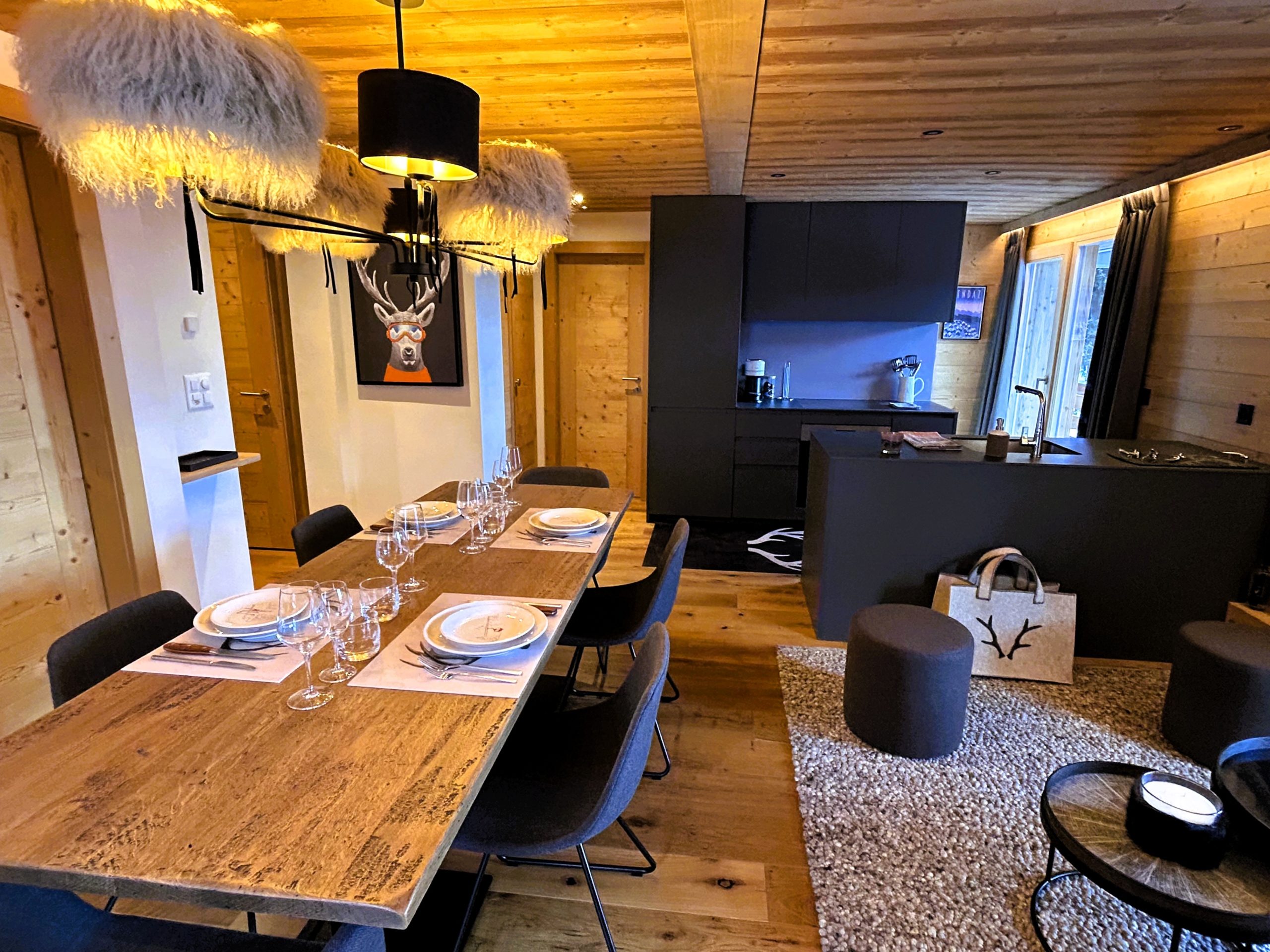 Projet d'aménagement et de décoration d'appartement de montagne Haute -Nendaz - Chambre avec armoire et lit sur mesure